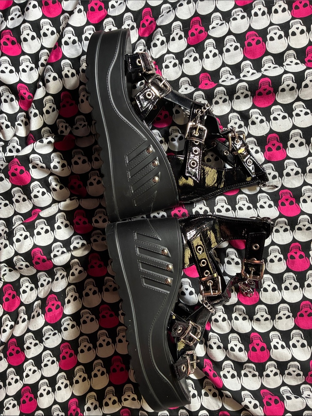 Platform buckle chain sandals